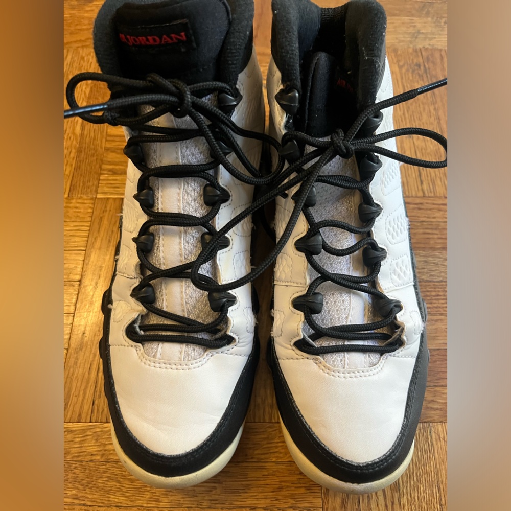 Nike Air Jordan 9 Retro OG 2016 - Space Jam 6Y. Sigs of wear are pictured.